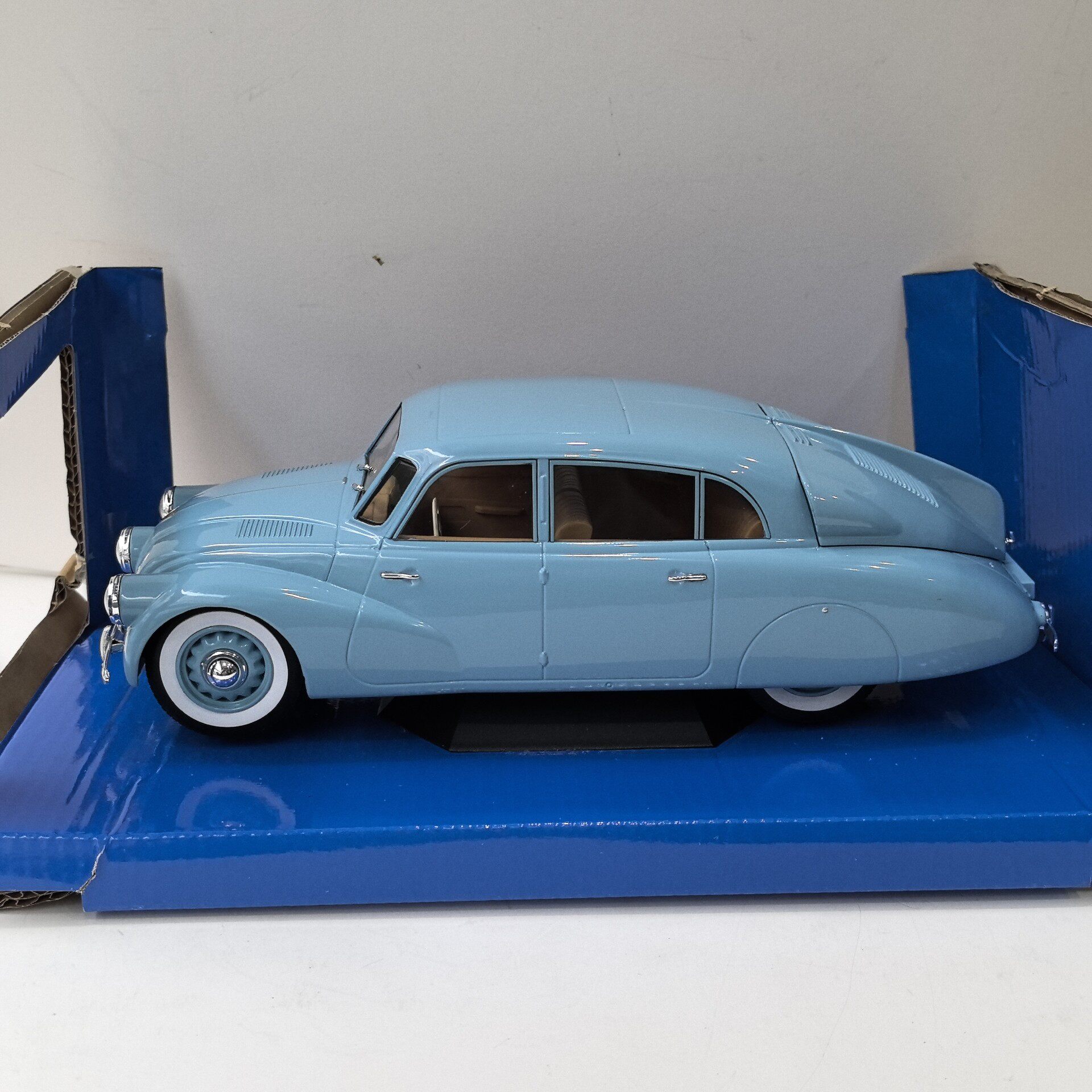 نموذج سيارة تاترا 87 الكلاسيكي - مراجعة Vintage Collectible Model Cars وسعره